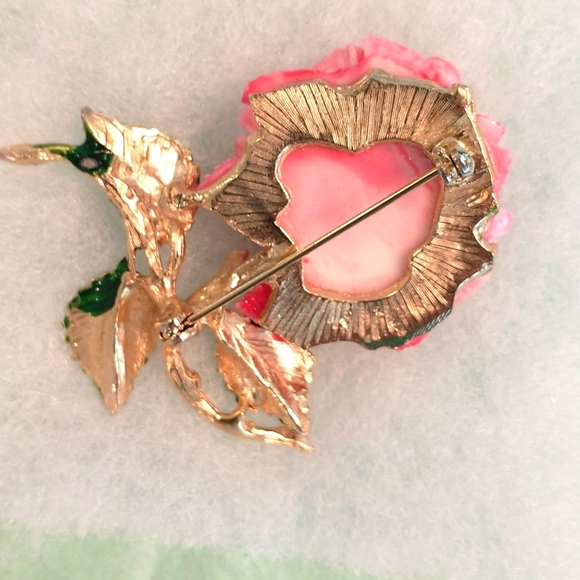 Vintage, unsigned pink rose and gold tone brooch. 2 inch. - Picture 3 of 5